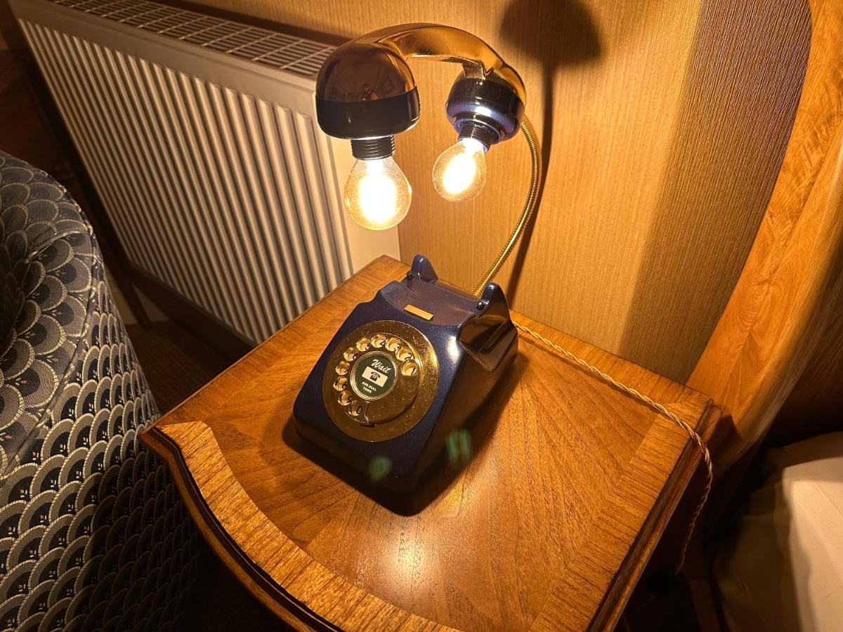 Chester House Guest House Bagian luar foto A telephone lamp