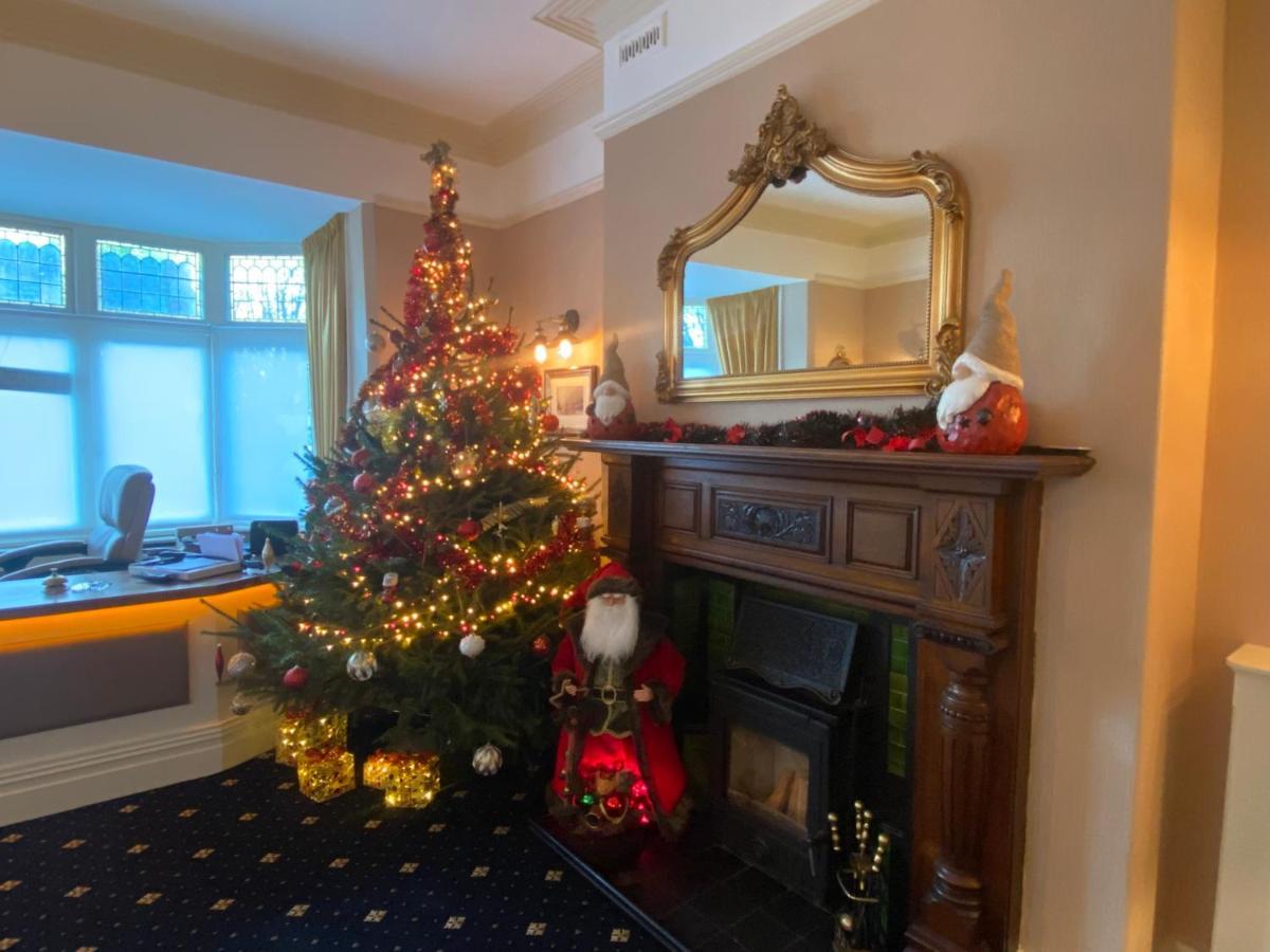 Chester House Guest House Bagian luar foto The Christmas tree at the station