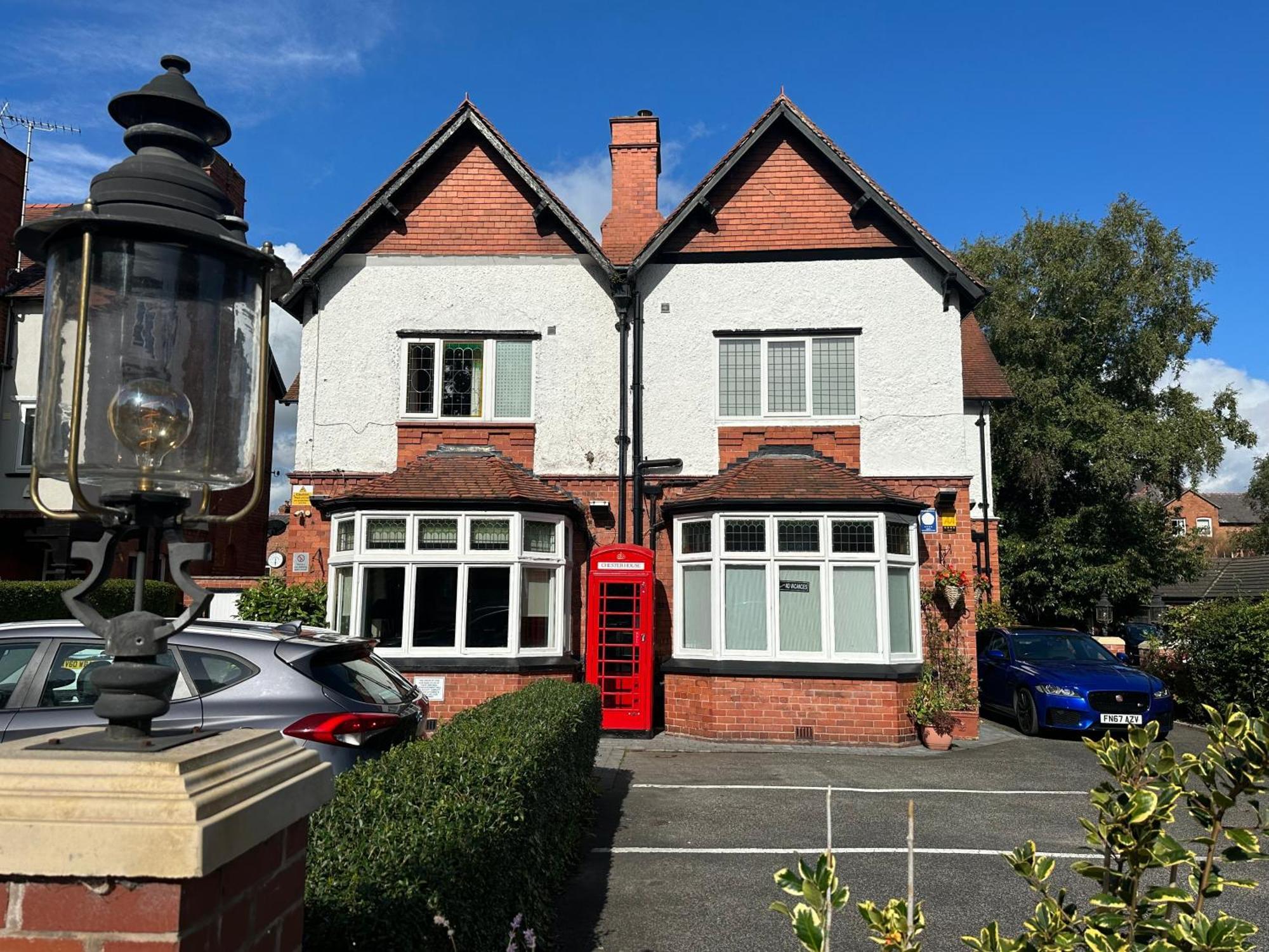 Chester House Guest House Bagian luar foto The station building