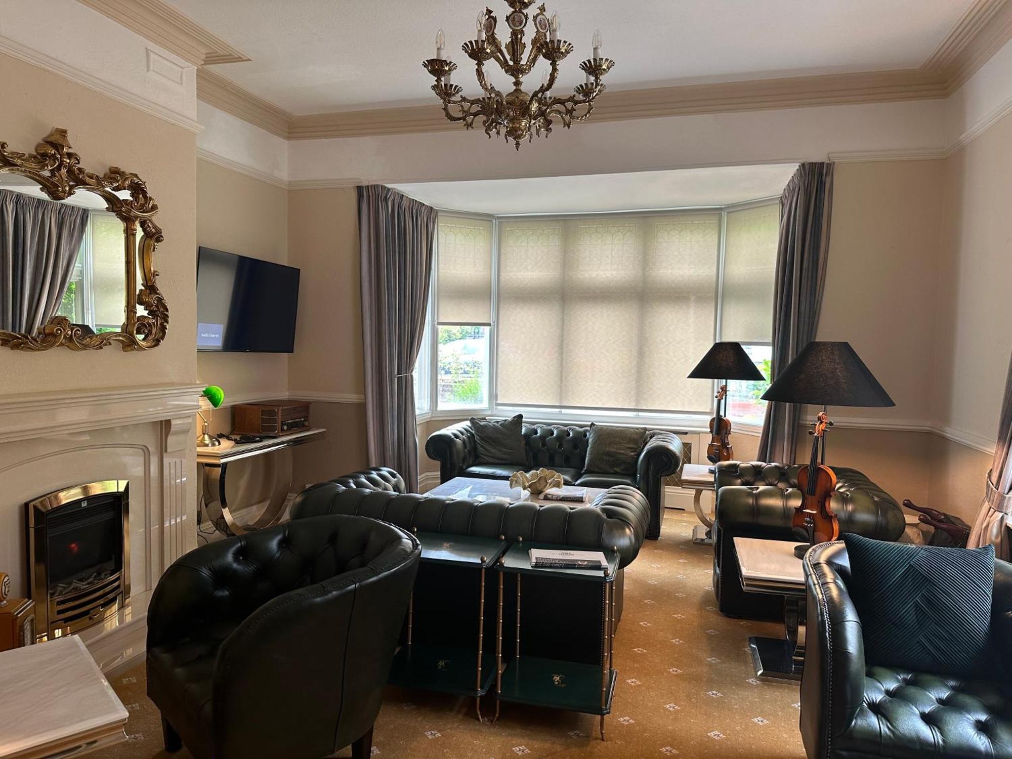 Chester House Guest House Bagian luar foto The living room at the Old Rectory