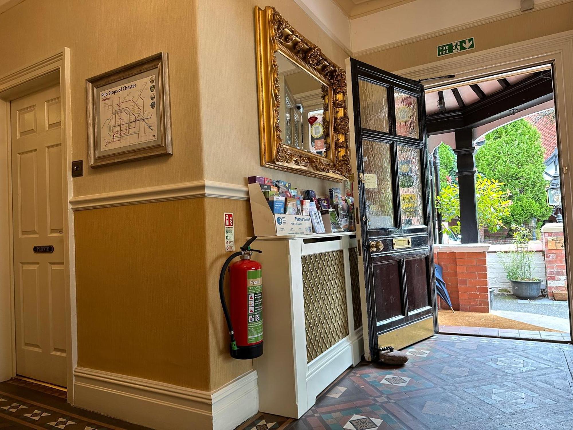 Chester House Guest House Bagian luar foto The entrance to the hotel