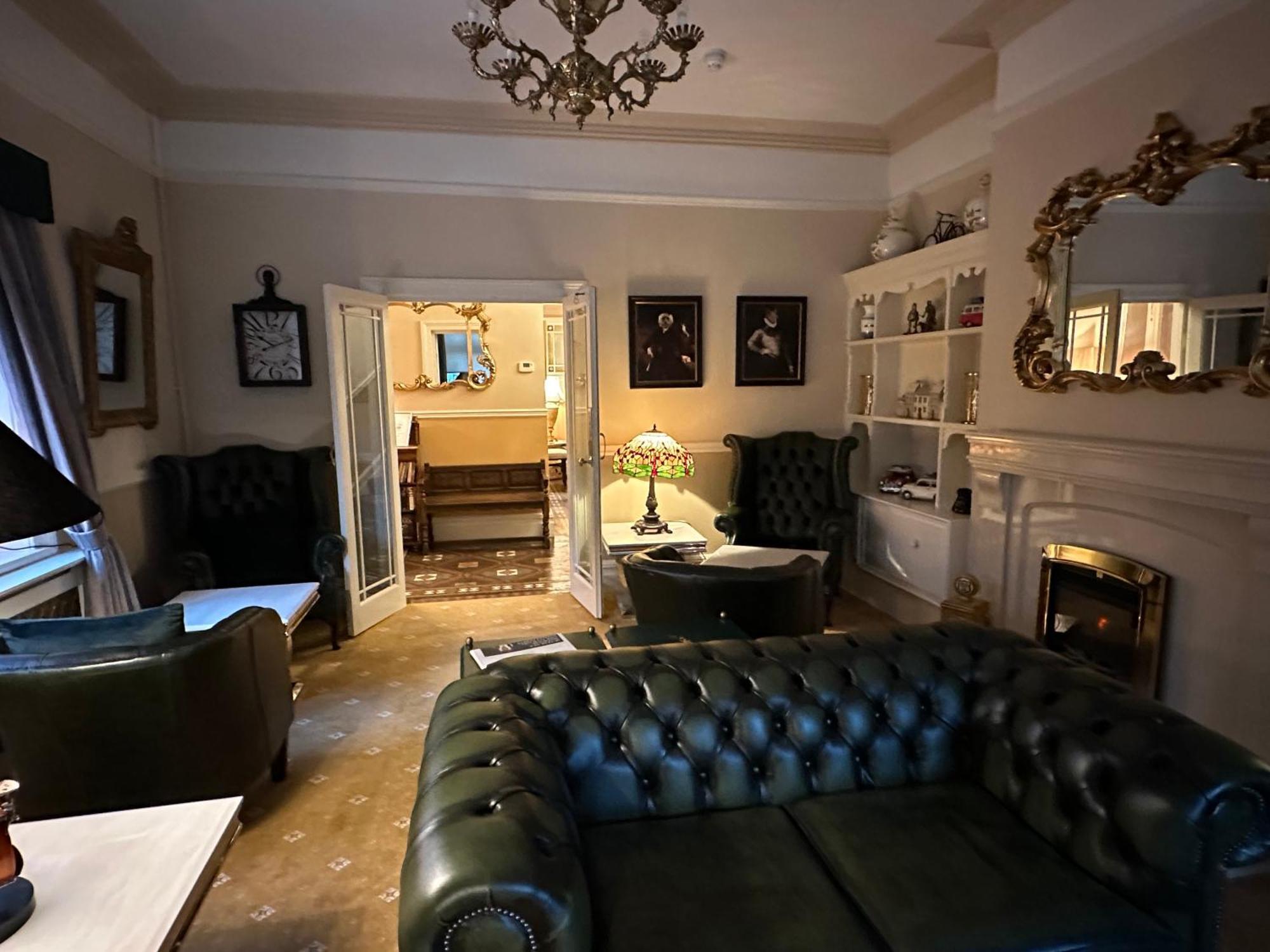 Chester House Guest House Bagian luar foto The interior of the hotel