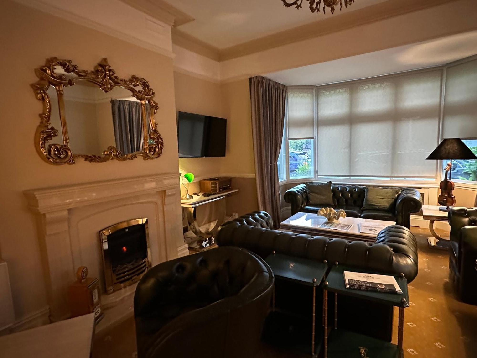 Chester House Guest House Bagian luar foto The living room of a typical apartment
