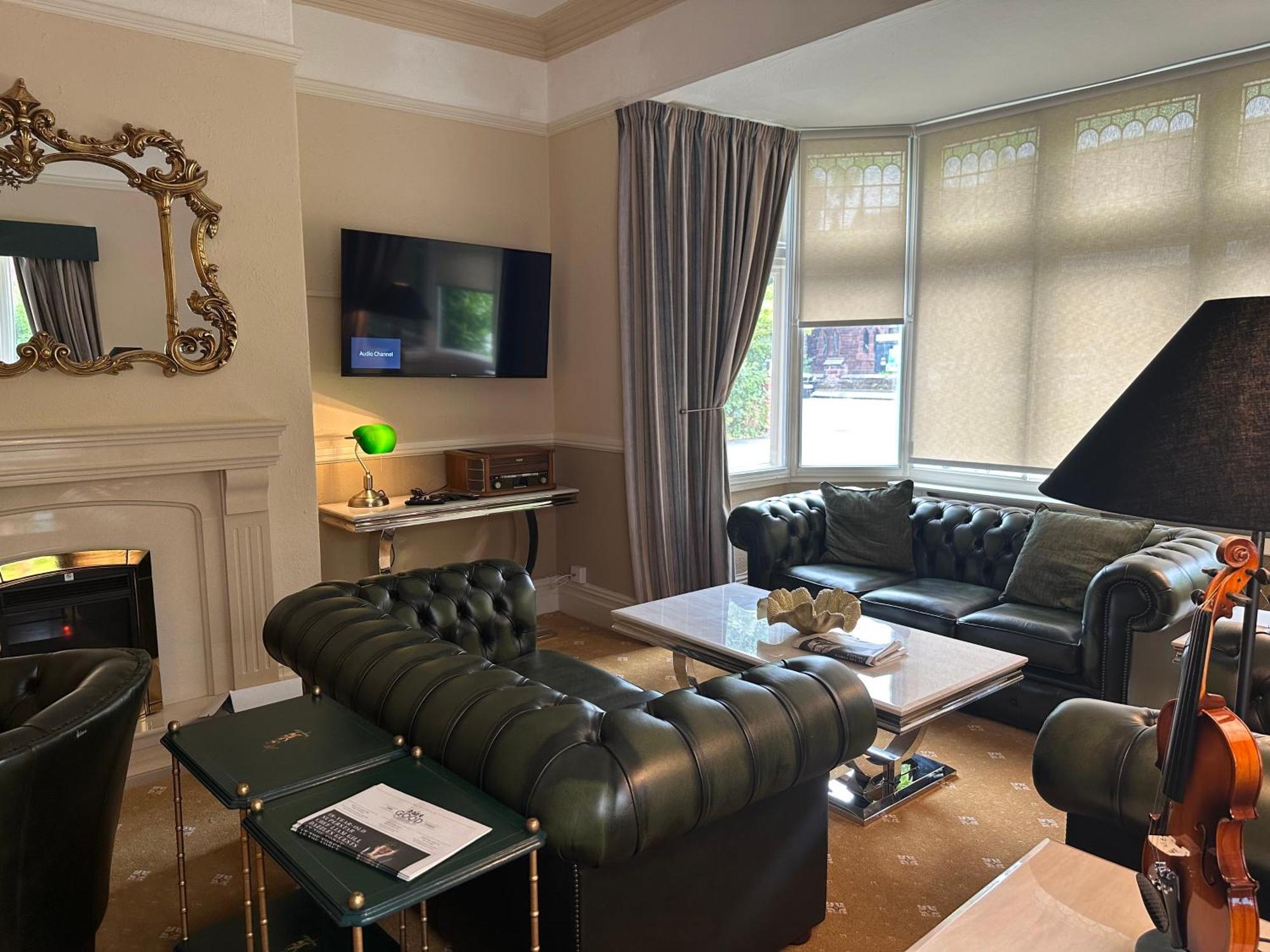 Chester House Guest House Bagian luar foto The living room at the house