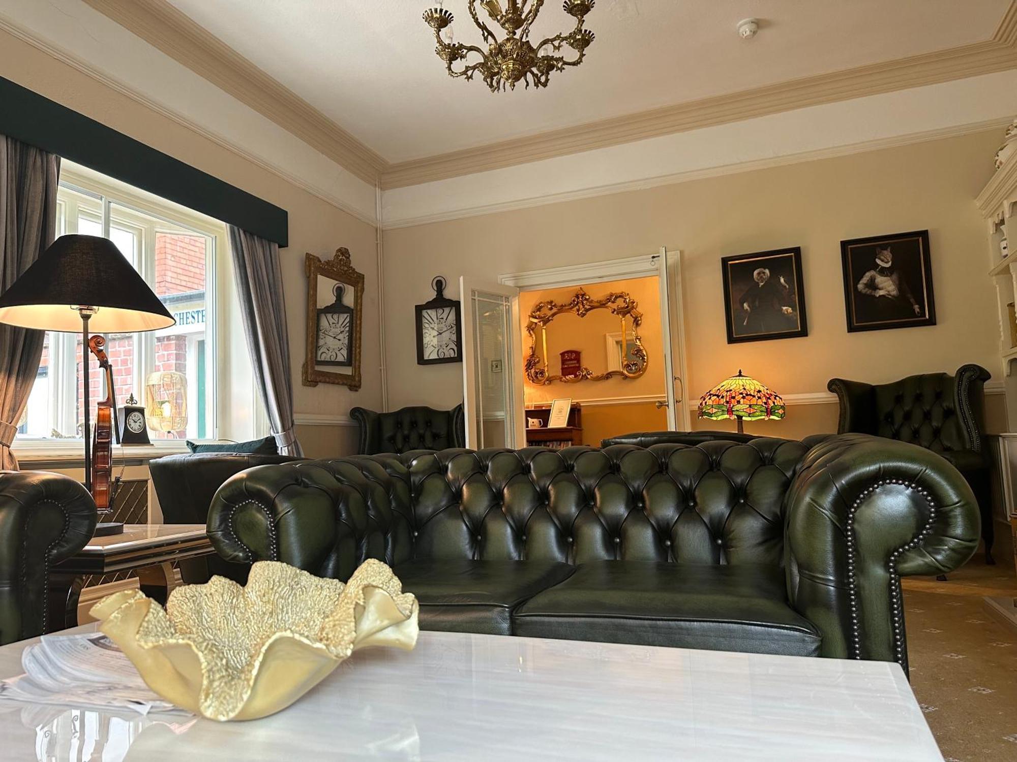 Chester House Guest House Bagian luar foto The interior of the hotel