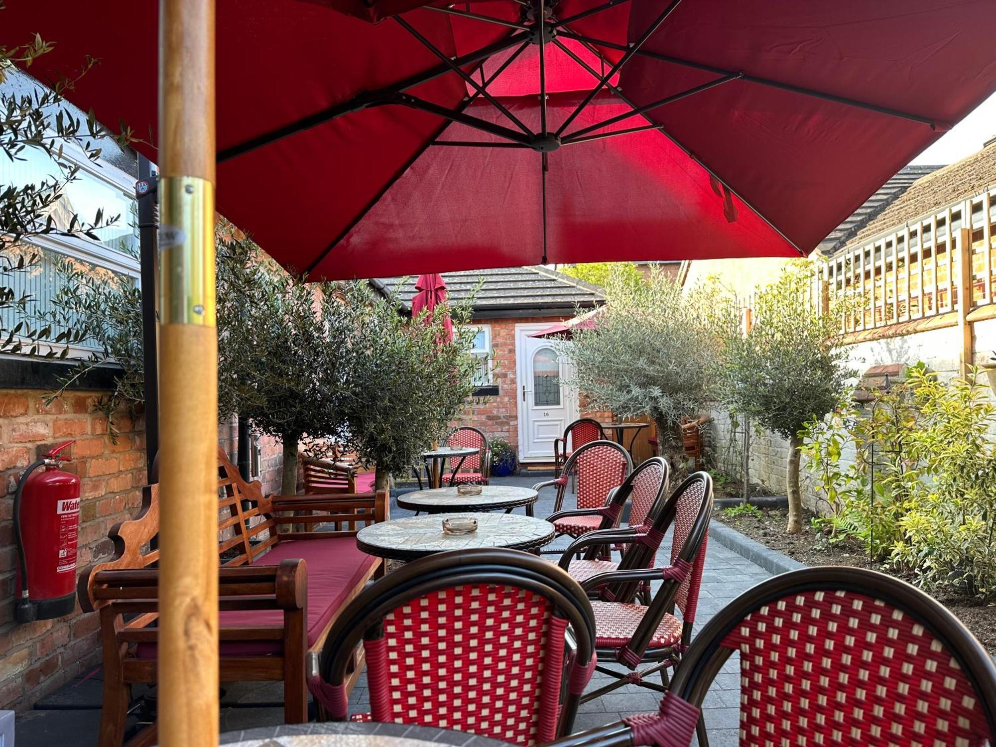 Chester House Guest House Bagian luar foto The courtyard of the restaurant