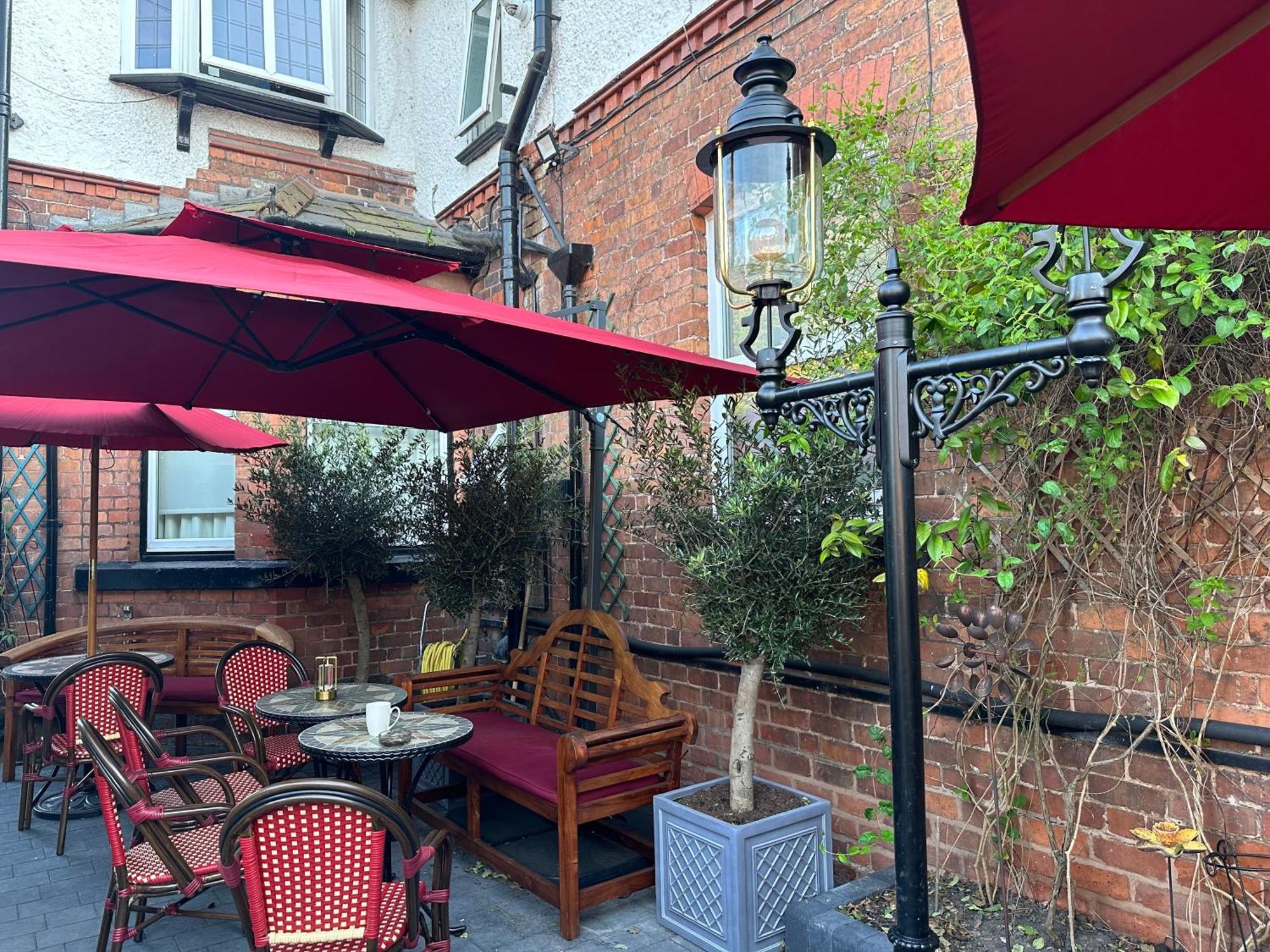 Chester House Guest House Bagian luar foto The courtyard at the Old Bank Hotel