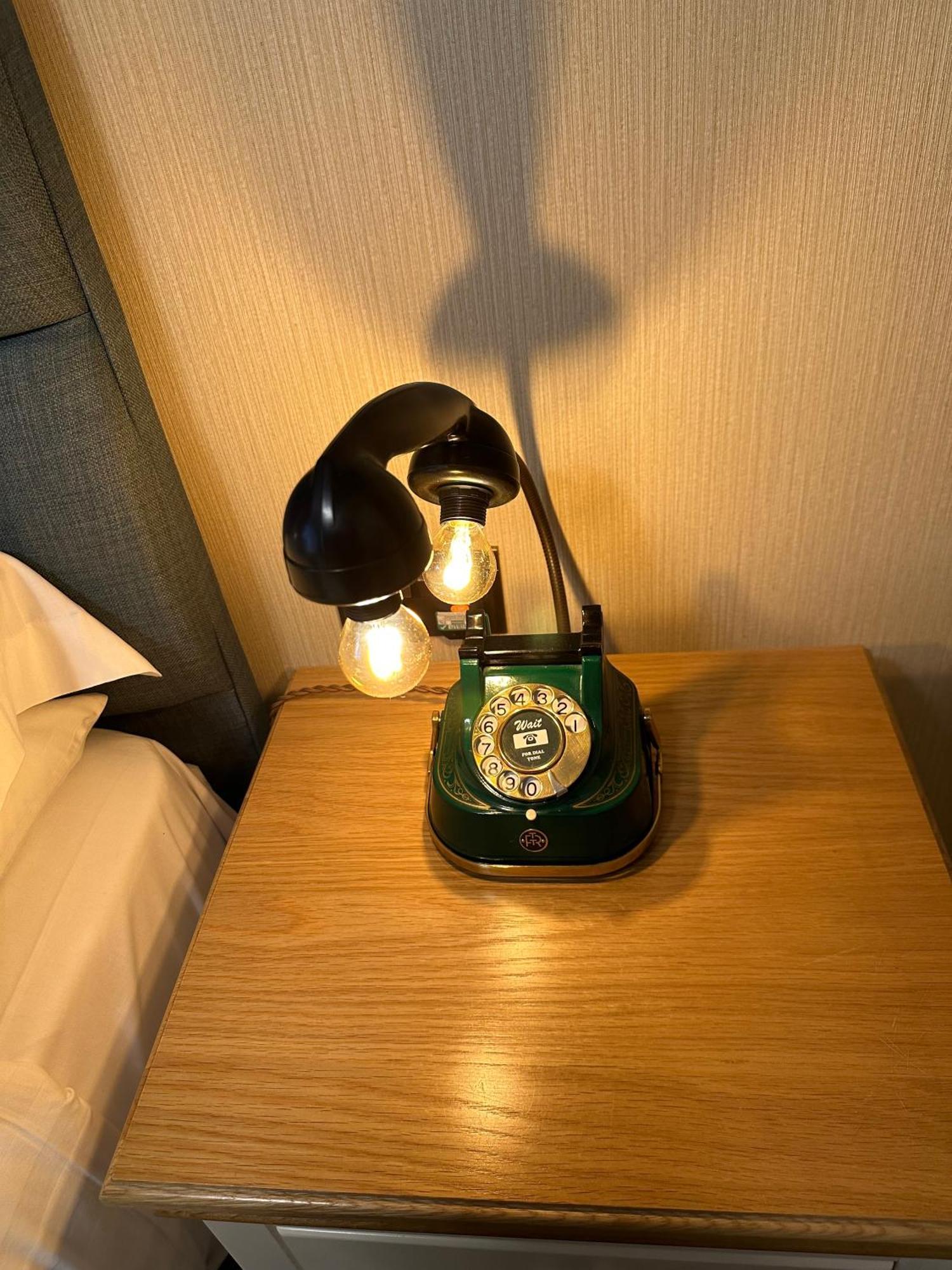 Chester House Guest House Bagian luar foto A telephone lamp