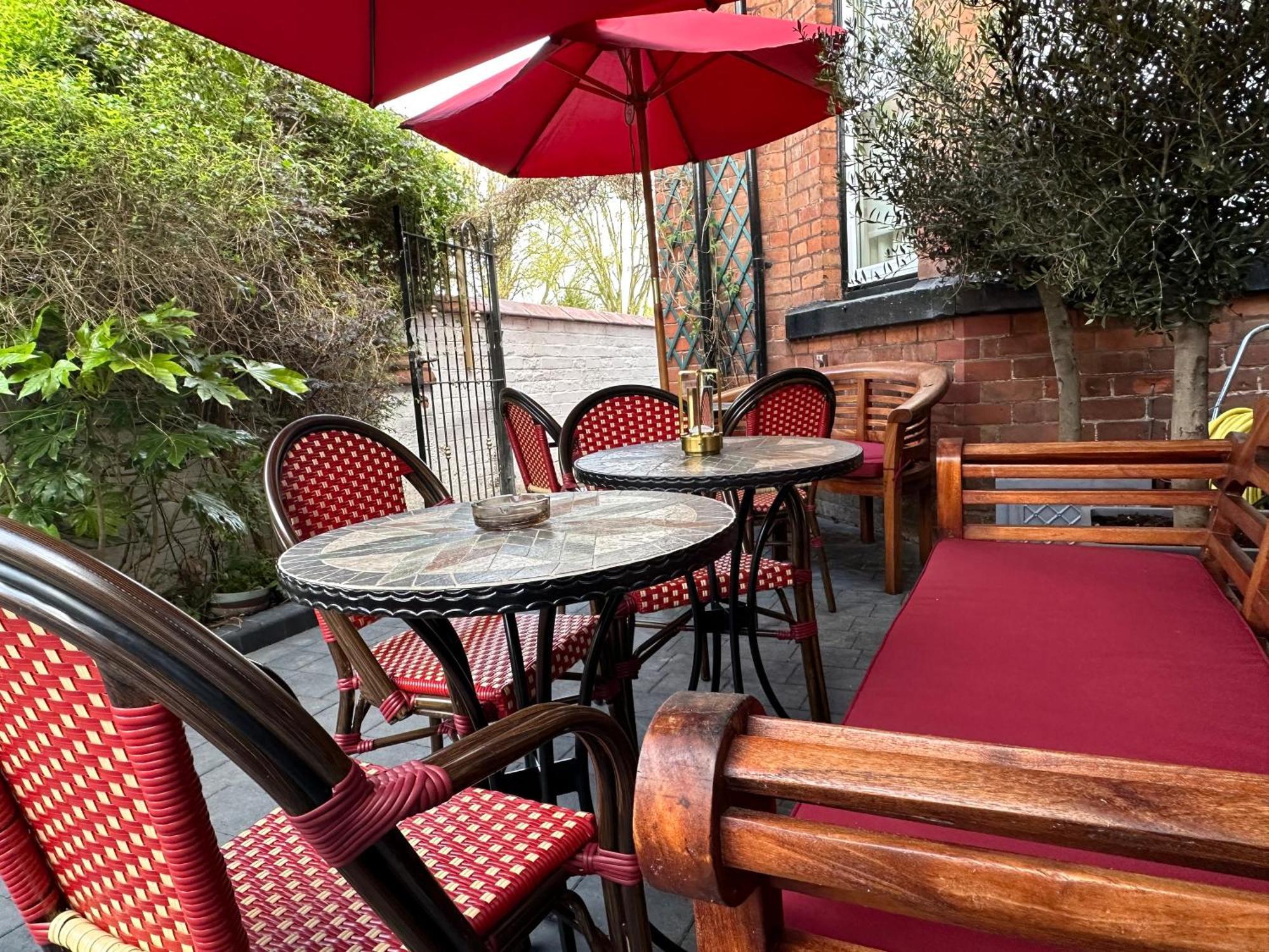 Chester House Guest House Bagian luar foto The outdoor seating area at the restaurant