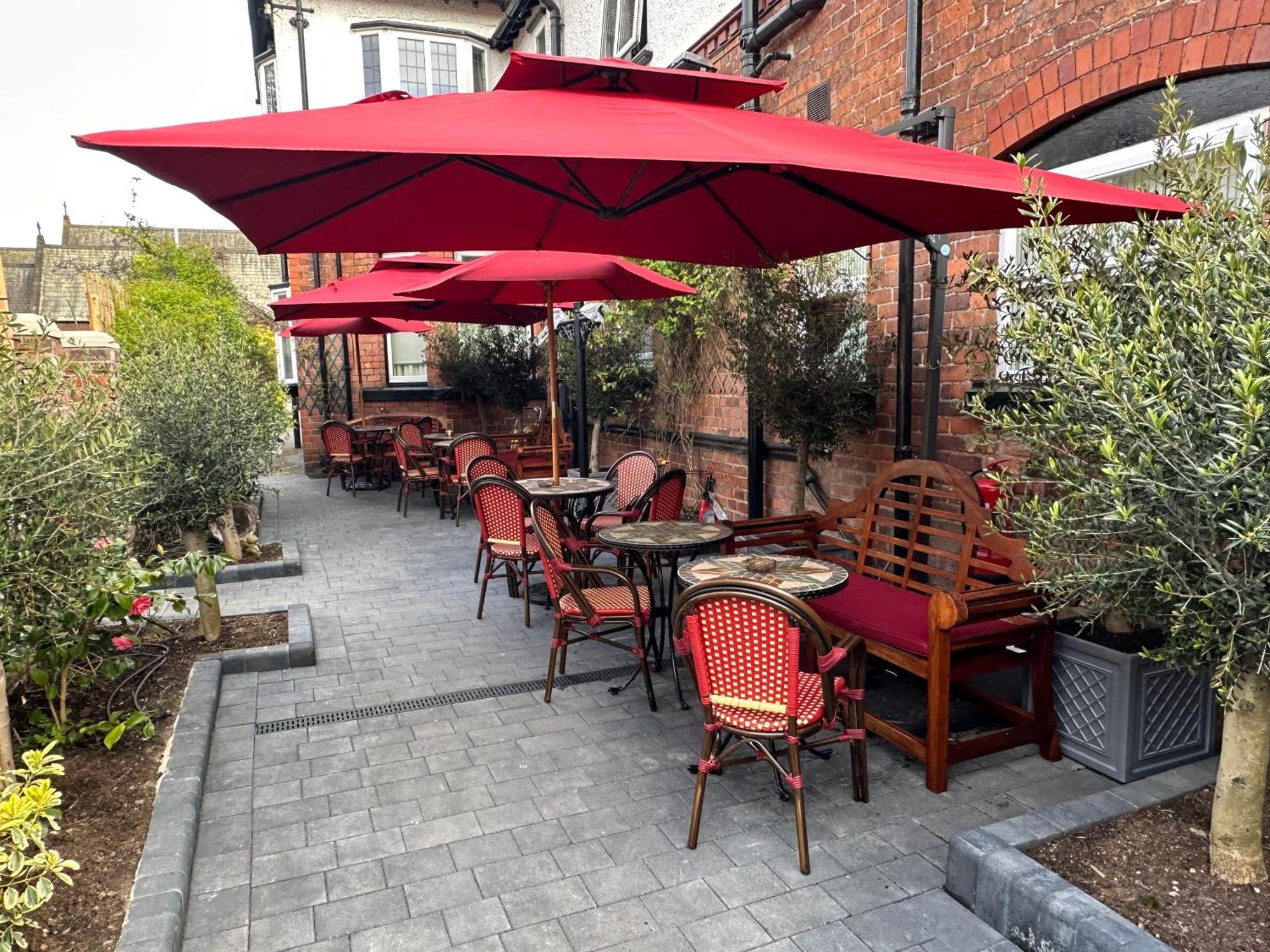 Chester House Guest House Bagian luar foto The restaurant's outdoor seating area
