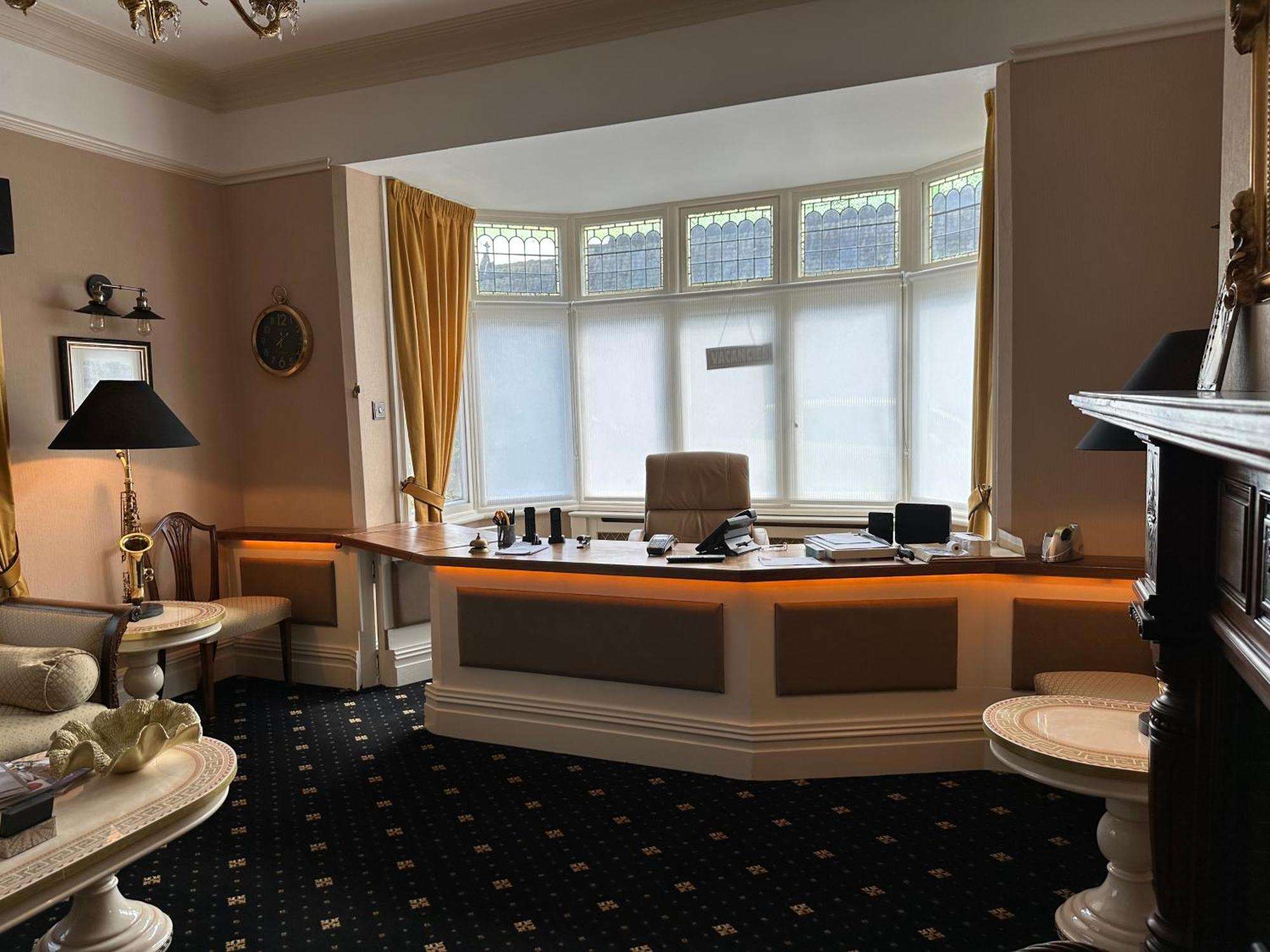 Chester House Guest House Bagian luar foto The reception area of the hotel