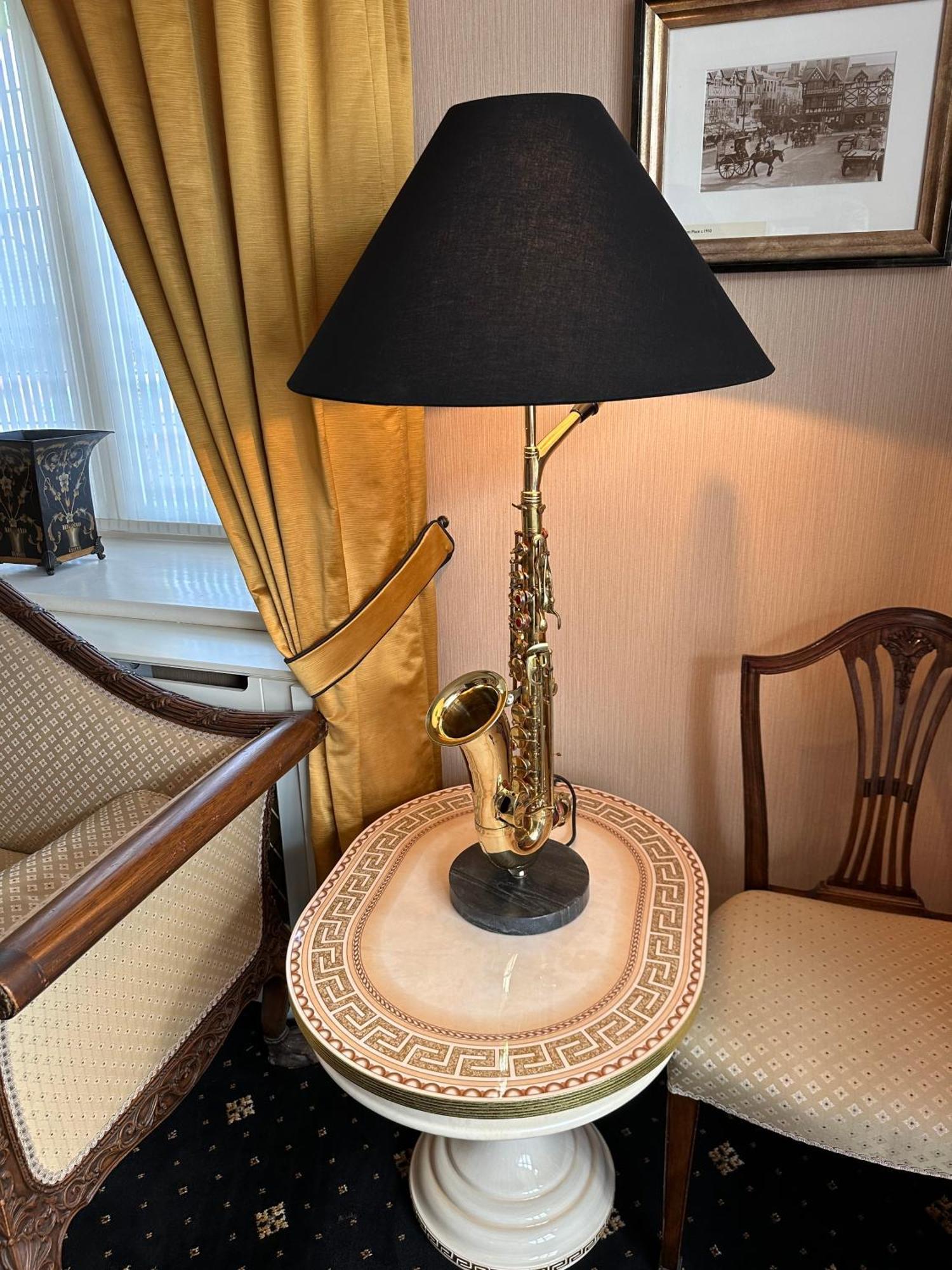Chester House Guest House Bagian luar foto A saxophone lamp