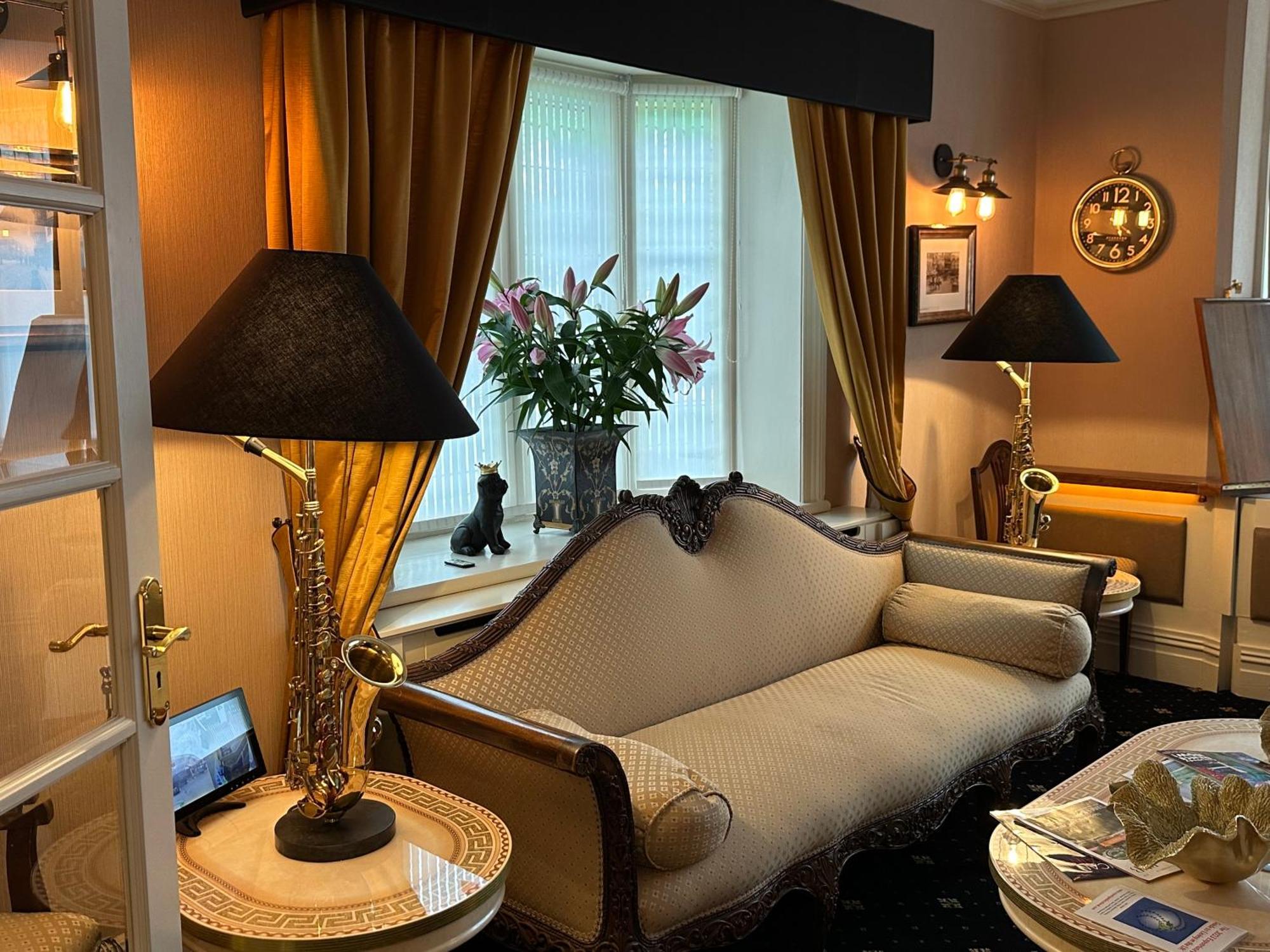 Chester House Guest House Bagian luar foto The interior of the hotel